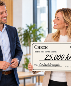 Overrækkelse af en stor check på 25.000 kr. fra en virksomhed til det lokale foreningsliv.