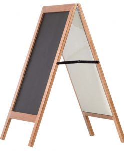 Træ gadeskilt med sort tavle