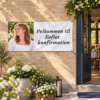 Velkomstbanner med Sofies portræt og personlig tekst ophængt ved indgangen til konfirmationsfesten.