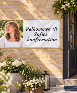 Velkomstbanner med Sofies portræt og personlig tekst ophængt ved indgangen til konfirmationsfesten.