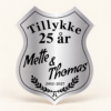 Sølvbryllupsskjold på 35 × 44 cm med personlige navne og årstal, printet på 5 mm PVC-plade.