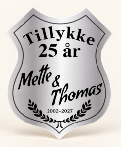 Sølvbryllupsskjold på 35 × 44 cm med personlige navne og årstal, printet på 5 mm PVC-plade.