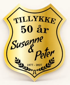 Guldbryllupsskjold på 35 × 44 cm med personlige navne og årstal, printet på 5 mm PVC-plade.