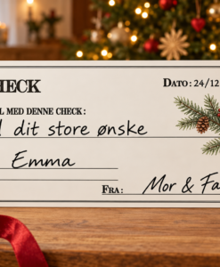 Personlig julecheck til Emma med teksten Til dit store ønske, omgivet af julegaver og gran.